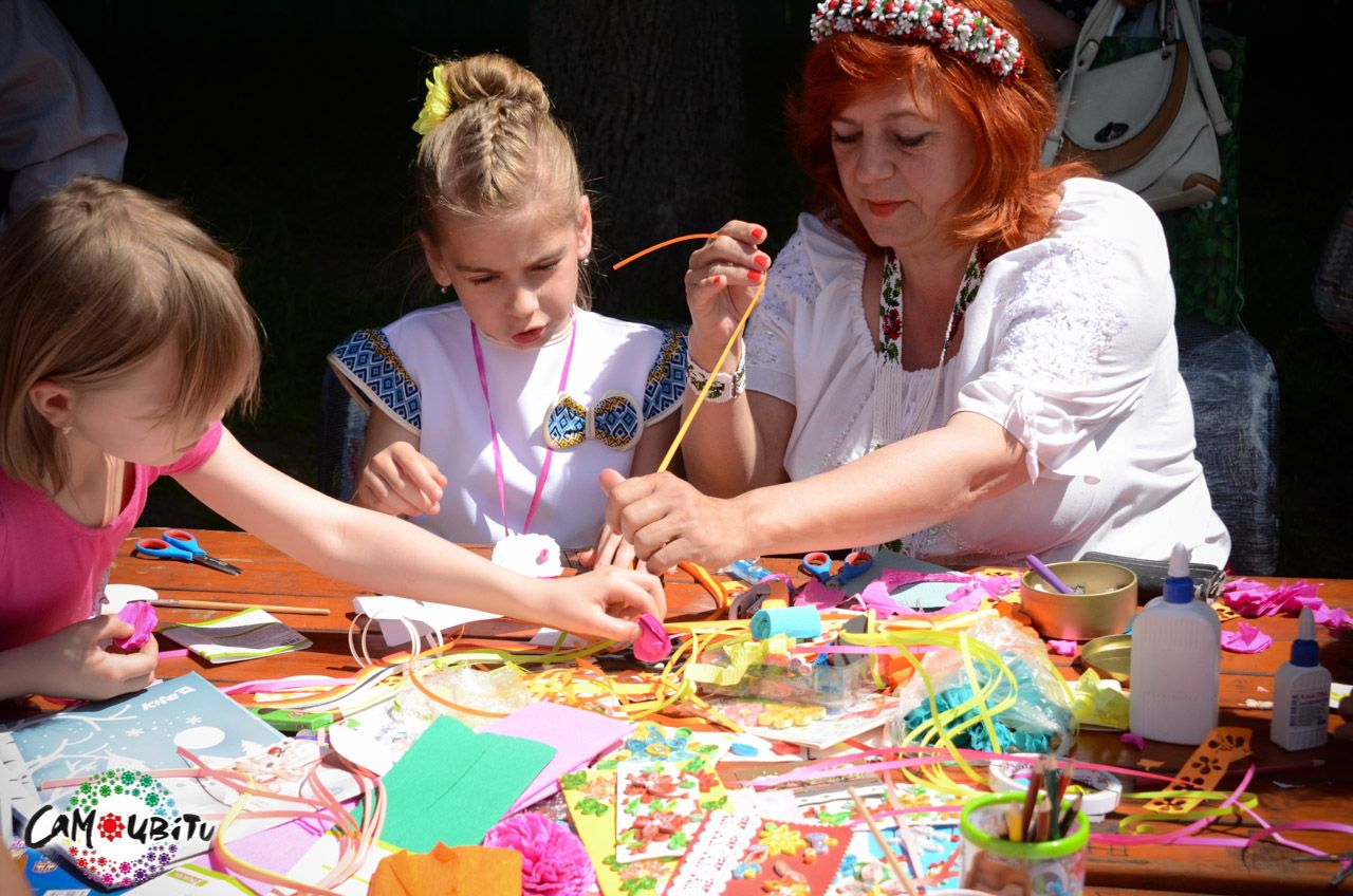 W programie flash moby, konkursy rozrywkowe dla uczestników, kursy mistrzowskie w dziedzinie sztuki dekoracyjnej, skalanie małych modeli w stylu etno