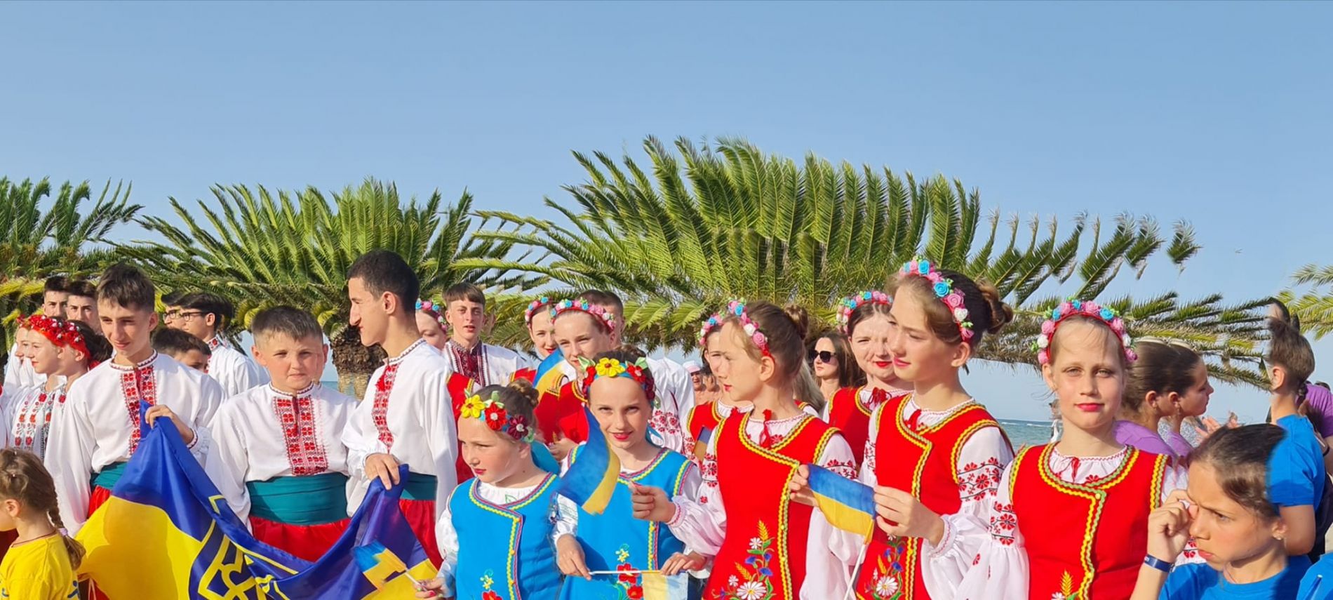 Марш парад учасників, виступи на сцені амфітеатру у місті Літохоро