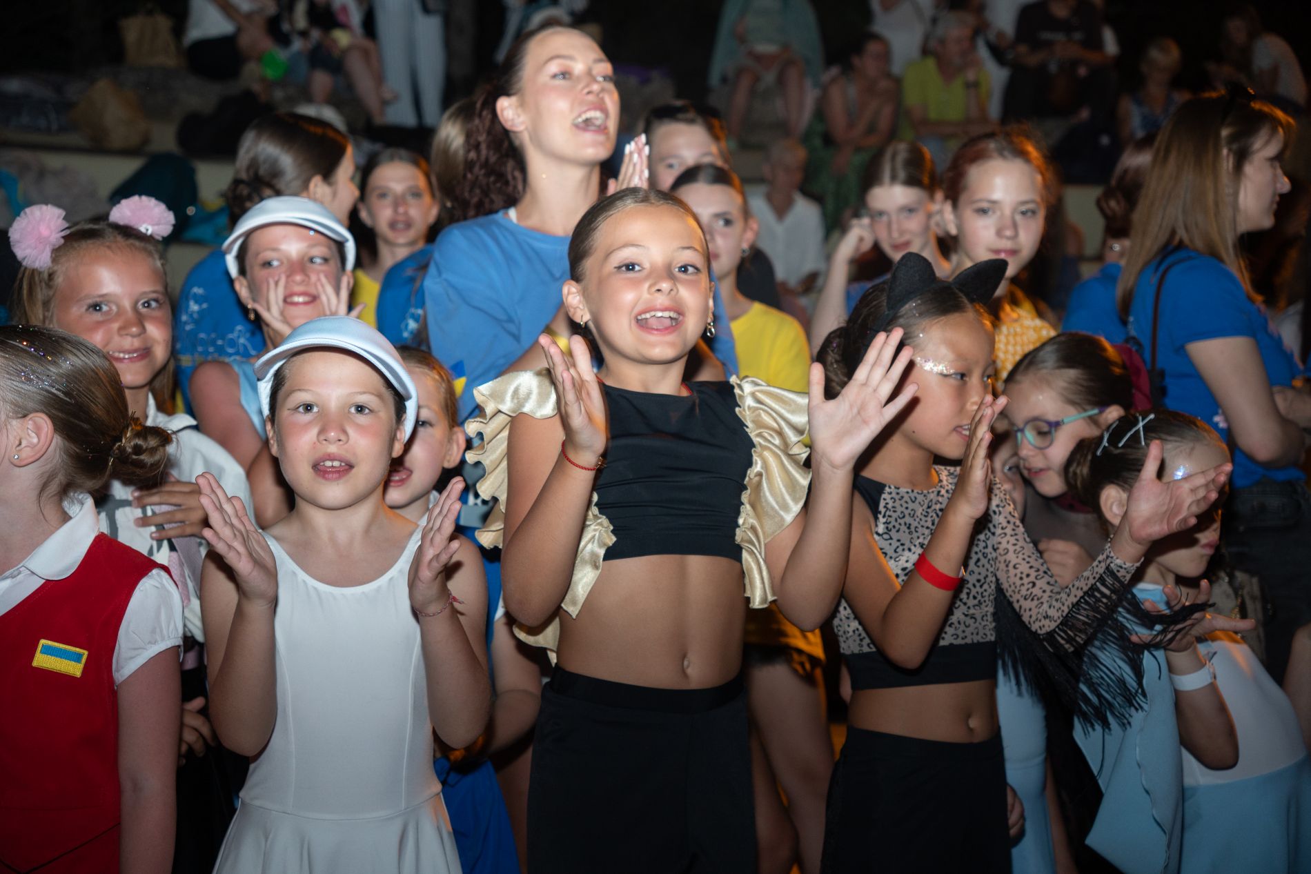 Гала та нагородження на відкритій сцені на березі моря