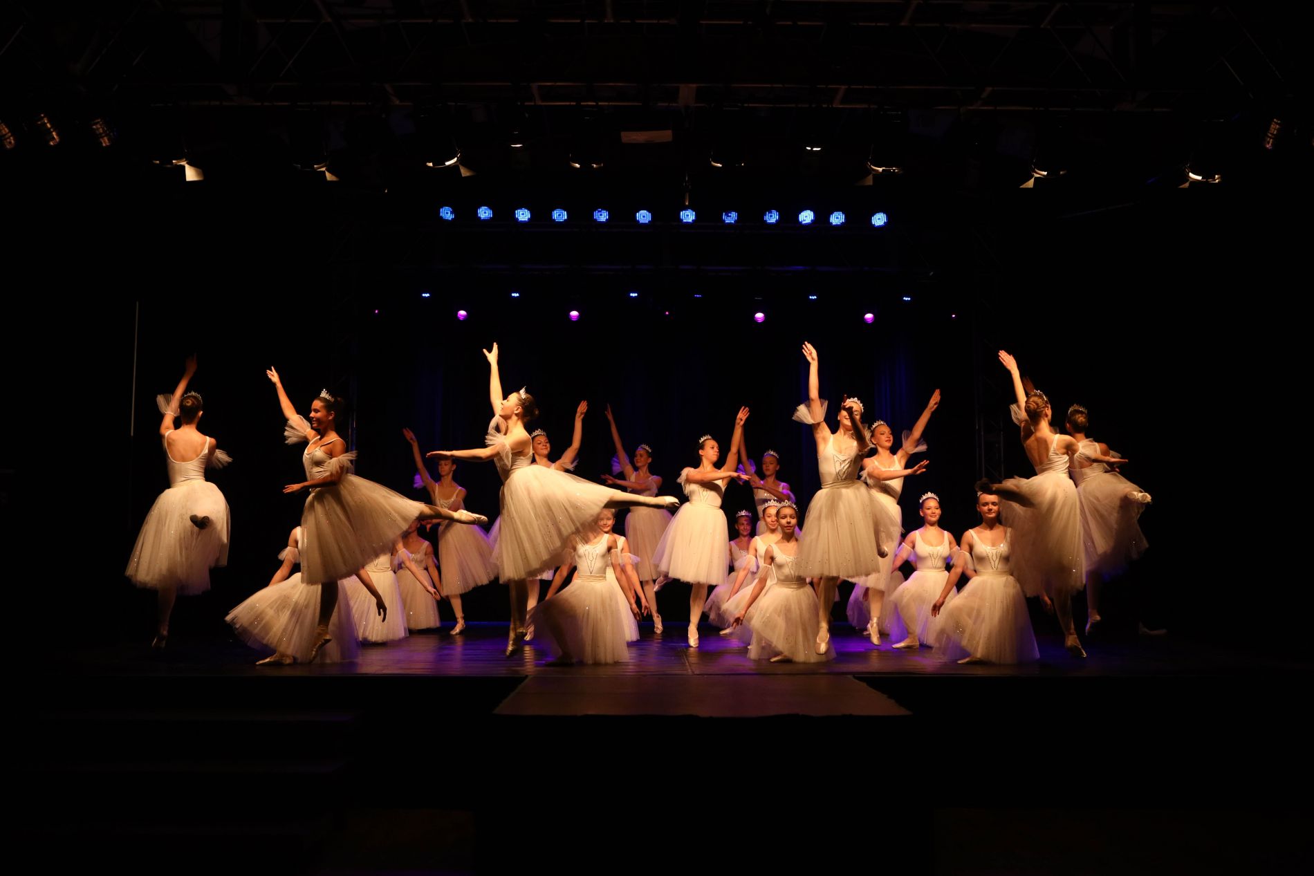 Виступи на сучасних сценах