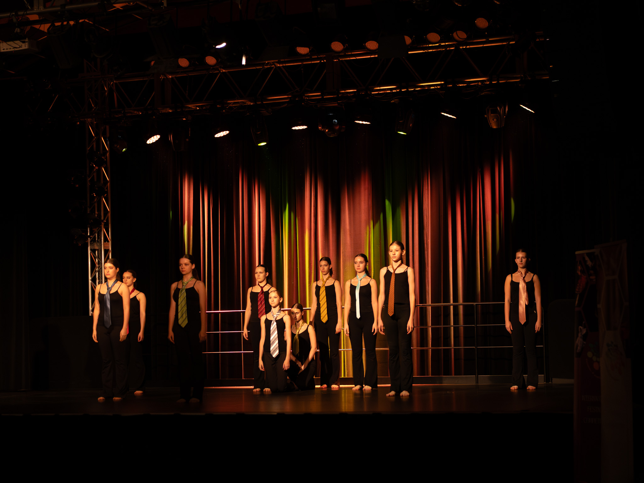 Як домогтися синхронності, щоб журі аплодувало стоячи?